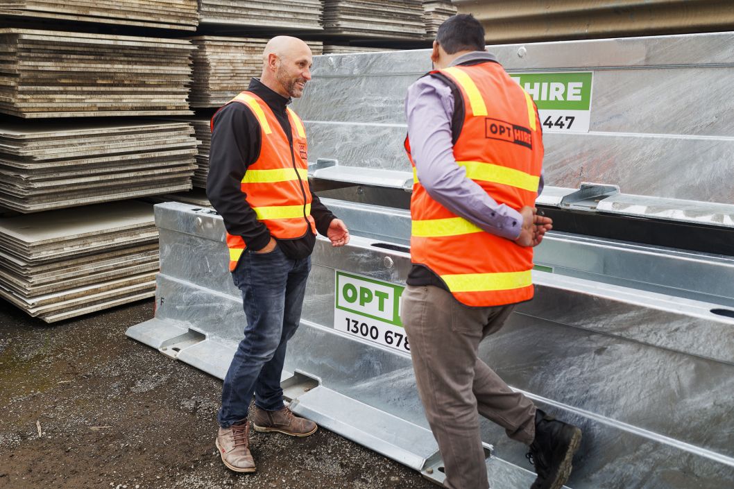 opthire employee showing to man the product